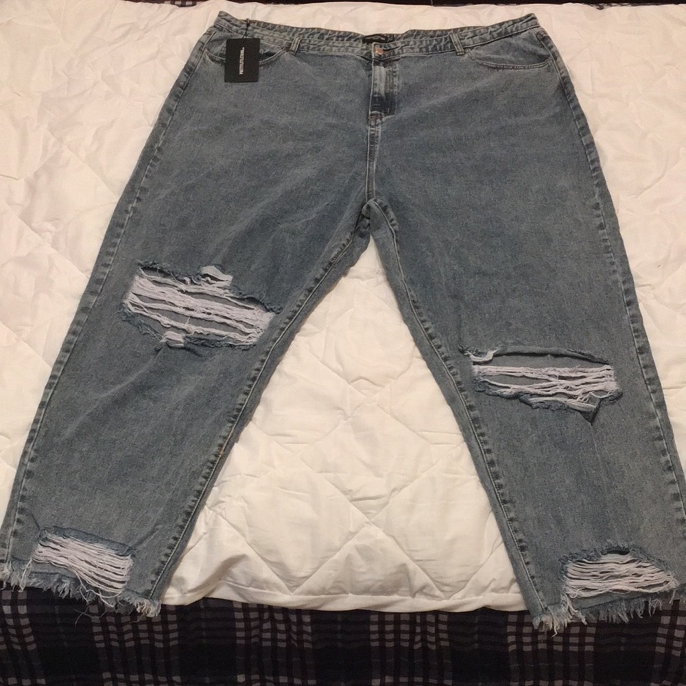 Pretty little thing Beautiful Capris!
